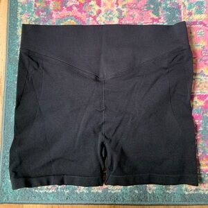 Black Ribbed Seamless Shorts        sz L-1L